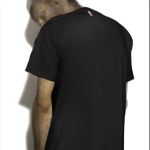 T-shirt homme noir, dos vierge, le visuel est sur le torse