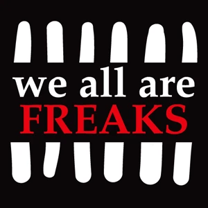 Visuel du T-shirt : Texte "We all are Freaks" écrit en blanc
