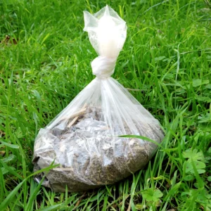 Petit sac de terre atypique dans un sac plastique